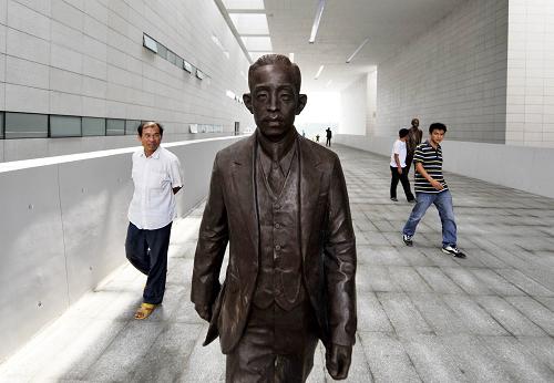 观众在参观辛亥革命纪念馆共和大道上的廖仲恺像(10月1日摄.