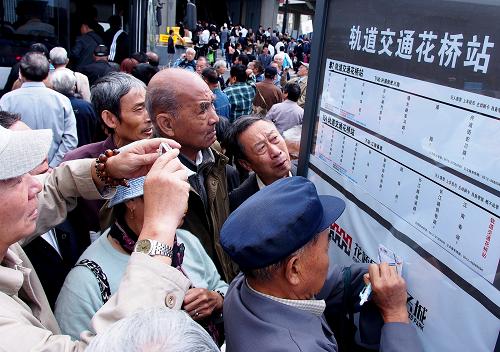 10月16日,一些上海市民乘坐上海地铁11号线抵达江苏花桥地区后查看当地公交车信息。新华社记者 陈飞 摄