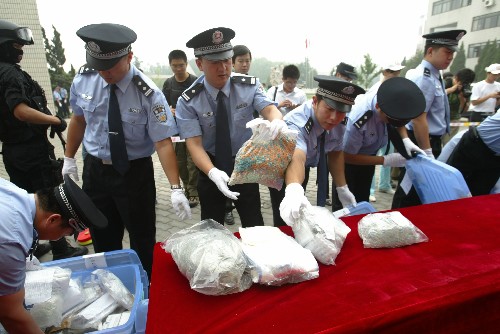 6月3日,北京警方人员在销毁现场清点毒品.新华社发(李芳宇 摄)