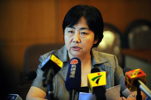 5月29日,广州定点收治甲型H1N1流感的市第八人民医院院长杨湛在新闻发布会上介绍确诊患者和二代病例的情况。 新华社记者 刘大伟 摄