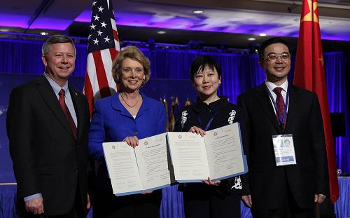 2月26日,在美国首都华盛顿,中国人民对外友好协会副会长李小林(右二)与美国全国州长协会主席、华盛顿州州长克里斯·格雷瓜尔(左二)展示签署的建立中美省州长论坛协议。 当天,中国人民对外友好协会副会长李小林与美国全国州长协会主席、华盛顿州州长克里斯·格雷瓜尔在华盛顿签署了建立中美省州长论坛协议,标志着中美省州长对话交流机制正式启动。新华社记者 林煜 摄