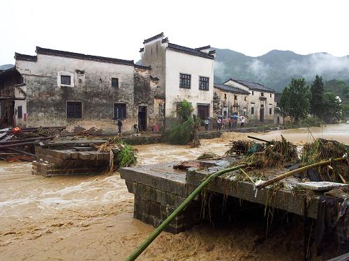 黄山市再降特大暴雨局部发生百年不遇洪灾致4人死亡4人被埋2人失踪