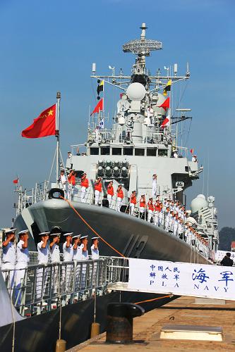 8月20日,即将出征的临沂舰,青岛舰官兵在甲板上分区列队.
