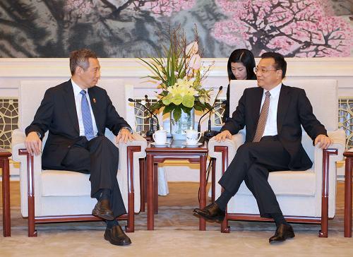 10月23日,中共中央政治局常委、国务院副总理李克强在北京人民大会堂会见来华访问并出席亚欧首脑会议的新加坡总理李显龙。 新华社记者 马占成 摄