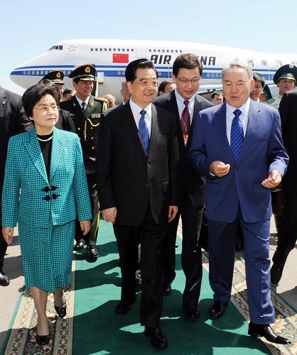 6月12日,中国国家主席胡锦涛抵达阿斯塔纳,对哈萨克斯坦进行国事访问,并出席15日举行的上海合作组织成立10周年纪念峰会。这是哈萨克斯坦总统纳扎尔巴耶夫到机场迎接胡锦涛主席和夫人刘永清。 新华社记者 饶爱民 摄