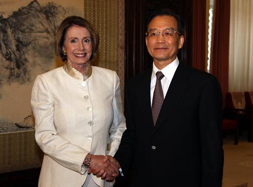 5月27日,国务院总理温家宝在北京中南海紫光阁会见美国众议长佩洛西一行。 新华社记者 姚大伟 摄
