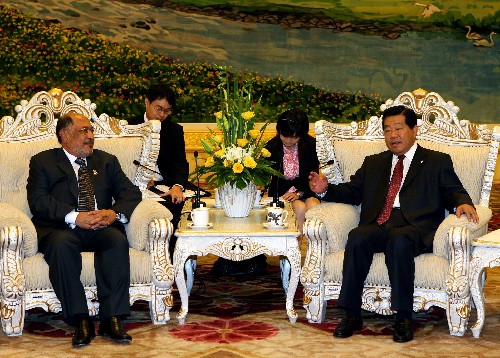 贾庆林6日在北京会见阿曼国家委员会主席蒙泽