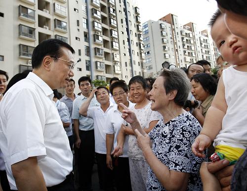 8月20日至22日,中共中央政治局常委、国务院副总理李克强在江苏省考察。这是8月20日,李克强在常州市景秀世家小区考察保障性住房建设情况,并与群众亲切交谈。新华社记者 刘建生 摄