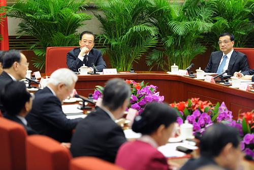 这是2月10日,温家宝听取各民主党派、全国工商联负责人和无党派人士对《政府工作报告(征求意见稿)》的意见和建议。新华社记者 刘建生 摄