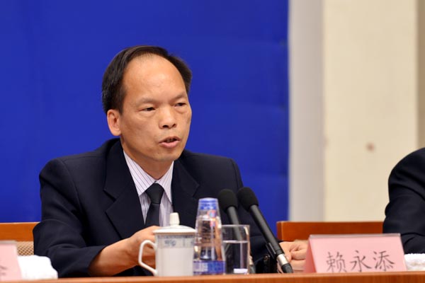 财政部条法司副司长赖永添答记者问