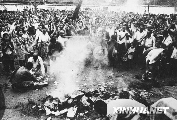 这是1951年6月5日,四川省合川县南津乡农民焚烧地主的土地契约书,庆祝