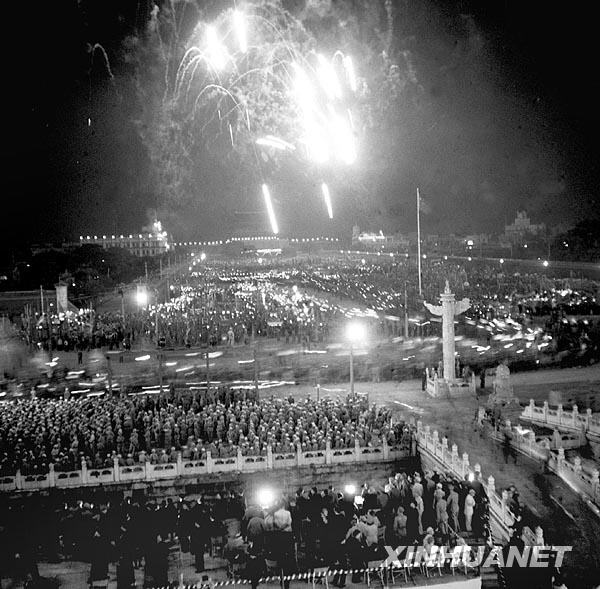 这是1949年10月1日开国大典之夜 新华社发(资料照片)