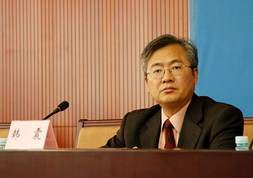 北京师范大学副校长韩震介绍有关情况