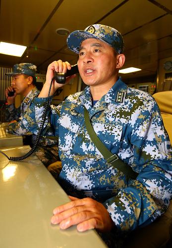 5月24日,中国海军导弹驱逐舰郑州舰舰长李一刚在下达对海上目标攻击