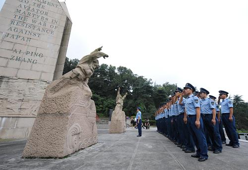 9月3日,驻南京空军官兵向抗日航空烈士纪念碑敬礼.新华社 孙参 摄