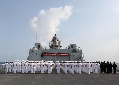中国海军第十八批护航编队举行国庆升旗仪式