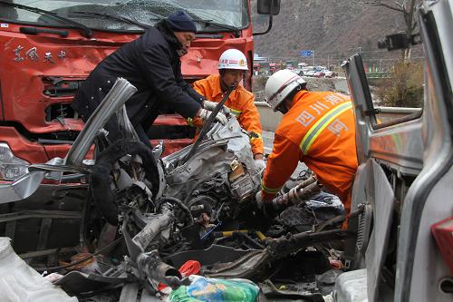 四川松潘发生特大交通事故8人丧生