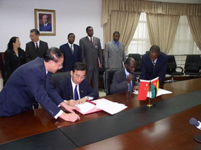 莫桑比克总理会见中国外交部长助理吕国增