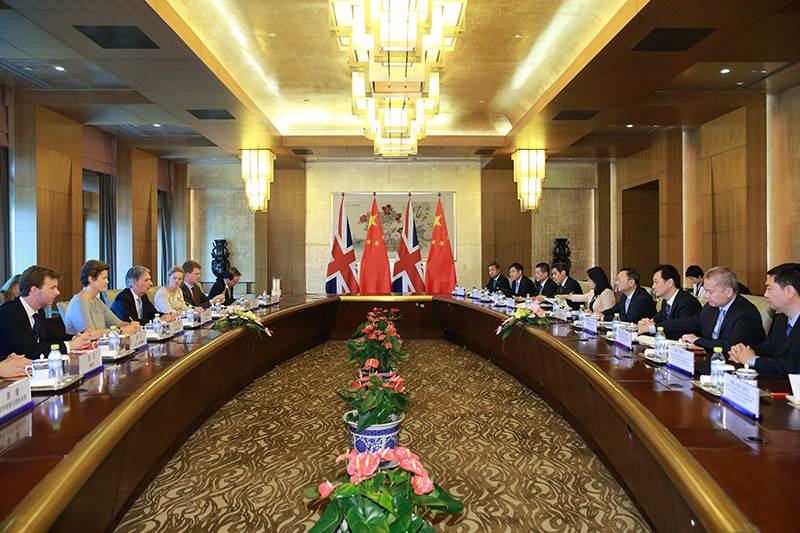 杨洁篪同英国外交大臣哈蒙德共同主持中英战略对话