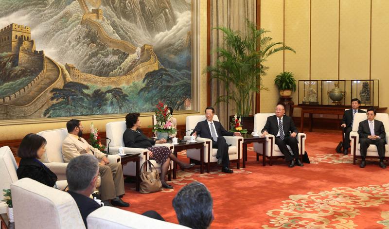 10月30日，中共中央政治局常委、国务院副总理张高丽在北京人民大会堂会见来华出席第二十一次“基础四国”气候变化部长级会议的巴西、印度和南非代表。
