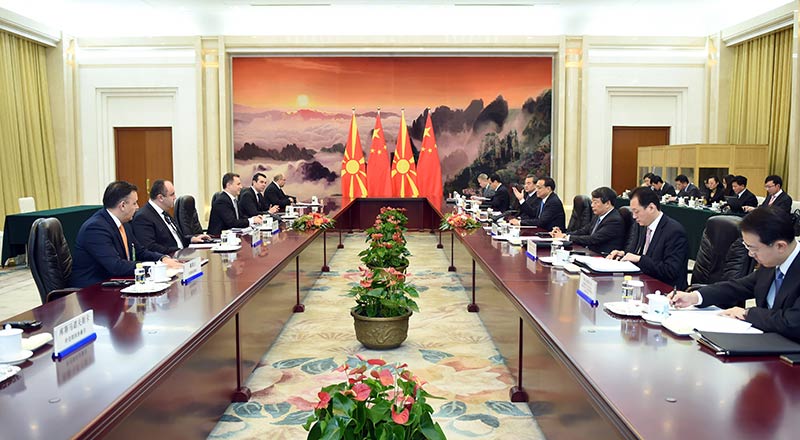 11月26日，中国国务院总理李克强在北京人民大会堂会见来华出席第四次中国－中东欧国家领导人会晤的马其顿总理格鲁埃夫斯基。