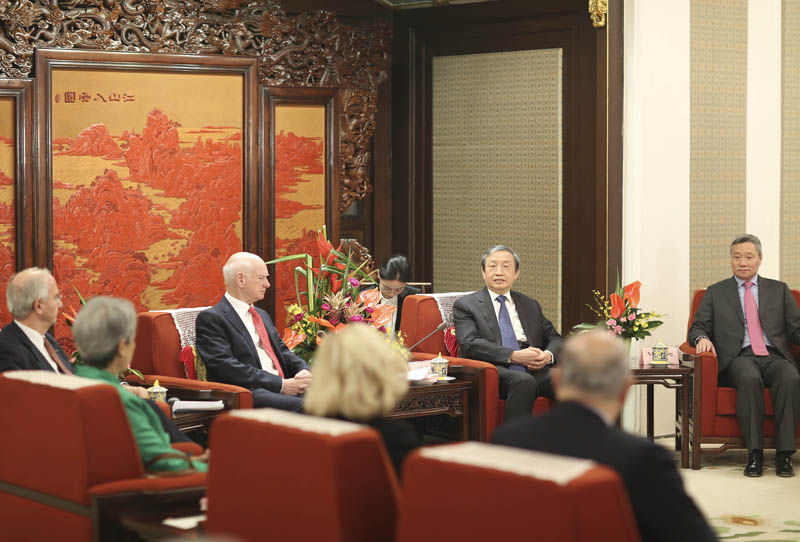 11月30日，中国国务院副总理马凯在北京中南海紫光阁会见苏格兰皇家银行主席霍华德·戴维斯等中国证监会国际顾问委员会委员。