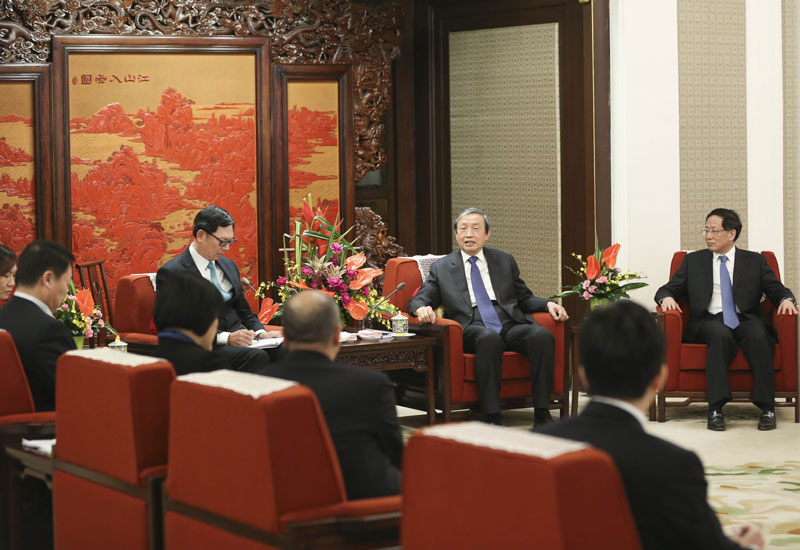 12月3日，国务院副总理马凯在北京中南海紫光阁会见香港金融管理局总裁陈德霖率领的香港银行公会代表团。