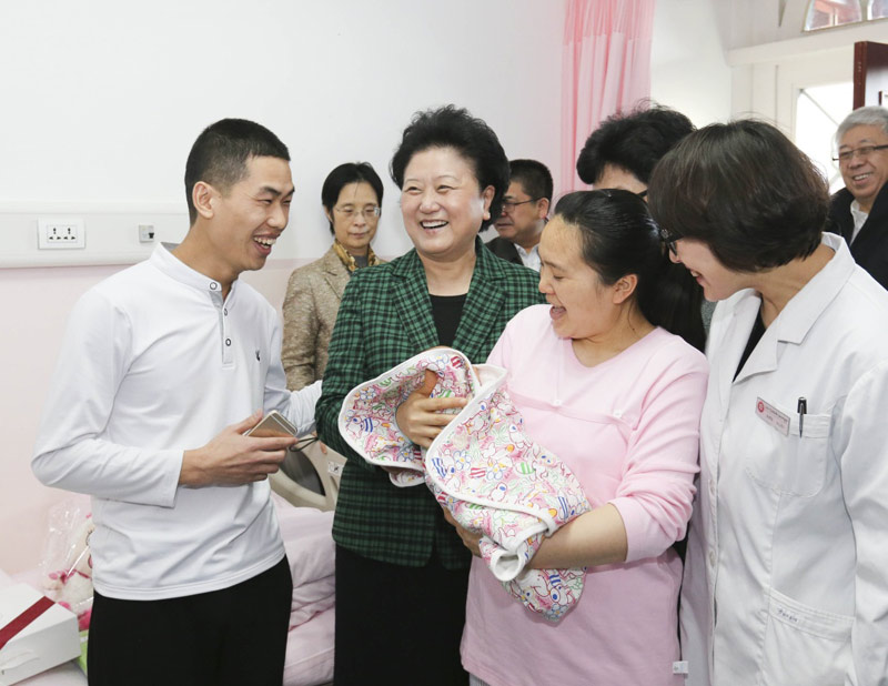 这是刘延东来到北京市东城区第一妇幼保健院，看望慰问一线医务人员、孕产妇和家属，向他们致以节日问候和良好祝愿。
