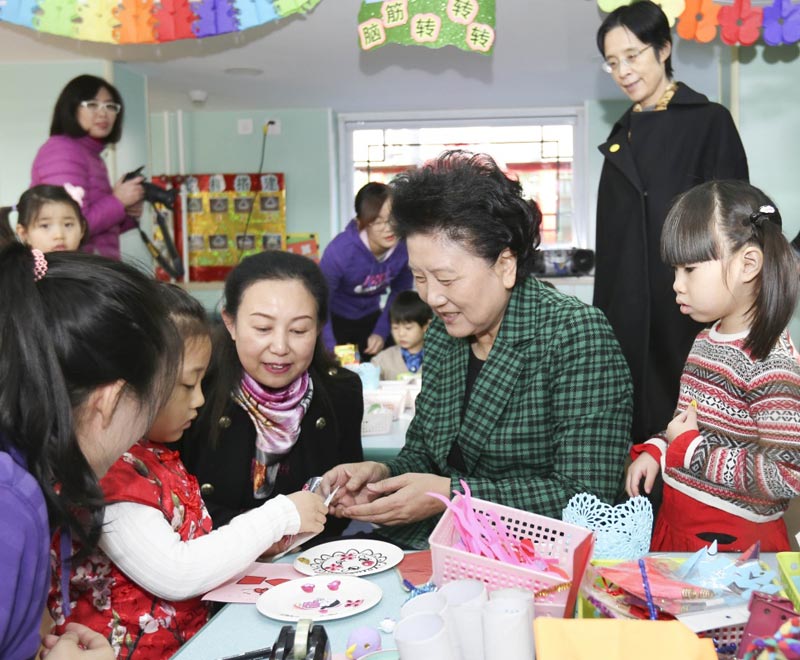 1月4日，中共中央政治局委员、国务院副总理刘延东到北京市考察妇幼保健和幼儿教育机构。这是刘延东来到北京市东城区分司厅幼儿园，看望全园师生。