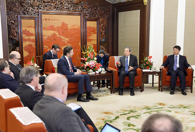 2月26日，国务院副总理马凯在北京中南海紫光阁会见欧元集团主席戴塞尔布卢姆、欧洲央行副行长康斯坦西奥和欧盟经济金融税务及海关事务委员莫斯科维奇。