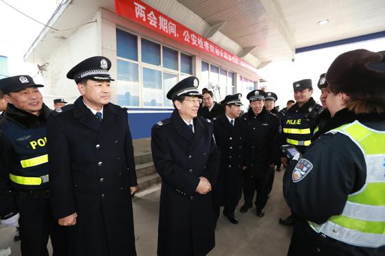 2月29日，国务委员、公安部部长郭声琨在北京、河北实地检查环京“护城河”安保勤务工作。图为郭声琨在北京市房山区琉璃河公安检查站详细询问安保勤务落实情况。