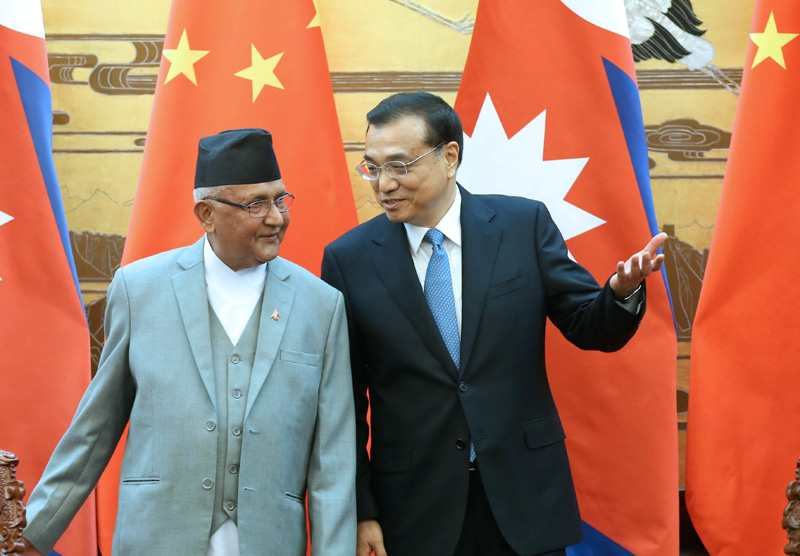 3月21日，国务院总理李克强在北京人民大会堂同来华进行正式访问并将出席博鳌亚洲论坛2016年年会的尼泊尔总理奥利举行会谈。这是会谈后，李克强与奥利共同出席双边合作文件签署仪式。