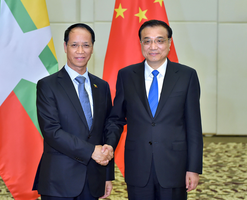 李克强23日会见代表缅甸总统登盛来华出席澜沧江—湄公河合作首次领导人会议及博鳌亚洲论坛2016年年会的缅甸副总统赛茂康。