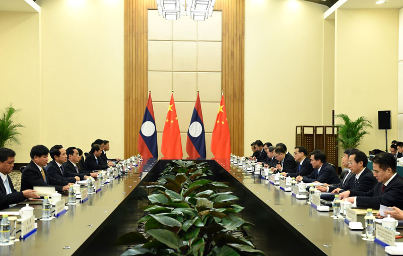 3月23日，国务院总理李克强在海南三亚会见老挝总理通邢。