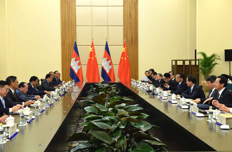 3月23日，中国国务院总理李克强在海南三亚会见柬埔寨首相洪森。