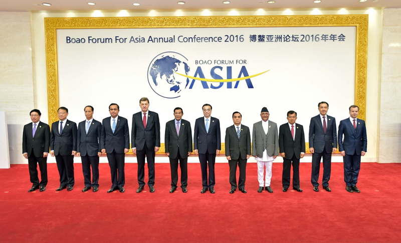 3月24日，国务院总理李克强出席博鳌亚洲论坛2016年年会开幕式，并发表题为《共绘充满活力的亚洲新愿景》的主旨演讲。这是开幕式前，李克强与出席年会的各国领导人合影。