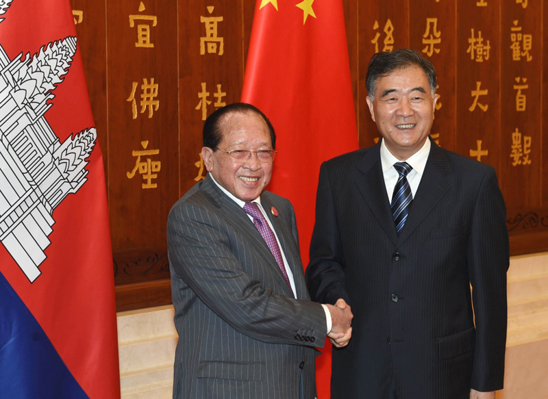 6月12日，中国国务院副总理汪洋在昆明会见来华出席第四届中国-南亚博览会开幕式的柬埔寨副首相贺南洪。
