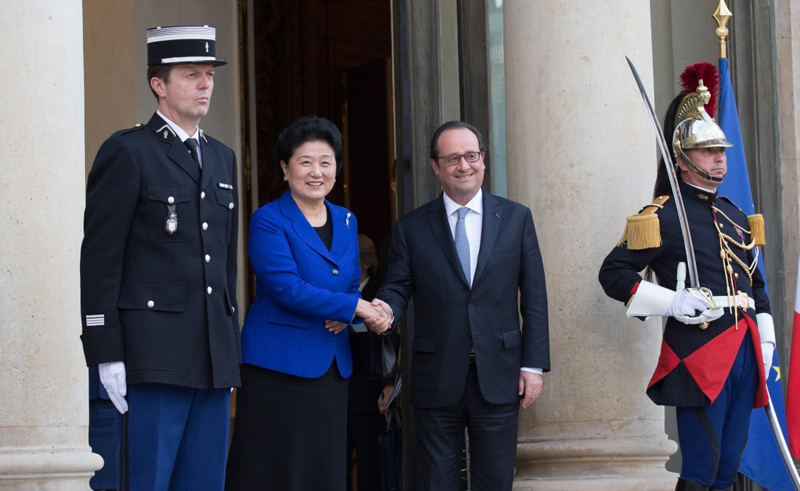 6月30日，法国总统奥朗德（右二）在法国巴黎爱丽舍宫会见中国国务院副总理刘延东。新华社记者 徐金泉 摄