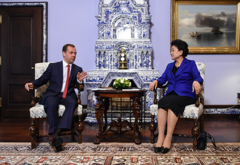7月4日，在俄罗斯首都莫斯科，俄罗斯总理梅德韦杰夫（左）会见中国国务院副总理刘延东。