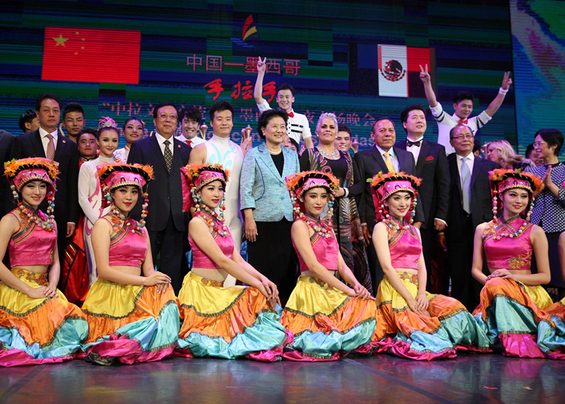 8月9日，在墨西哥首都墨西哥城，中国国务院副总理刘延东（第二排，左五）与墨西哥众议长桑布拉诺（第二排，右四）共同出席“中拉文化交流年”墨西哥之夜专场晚会。