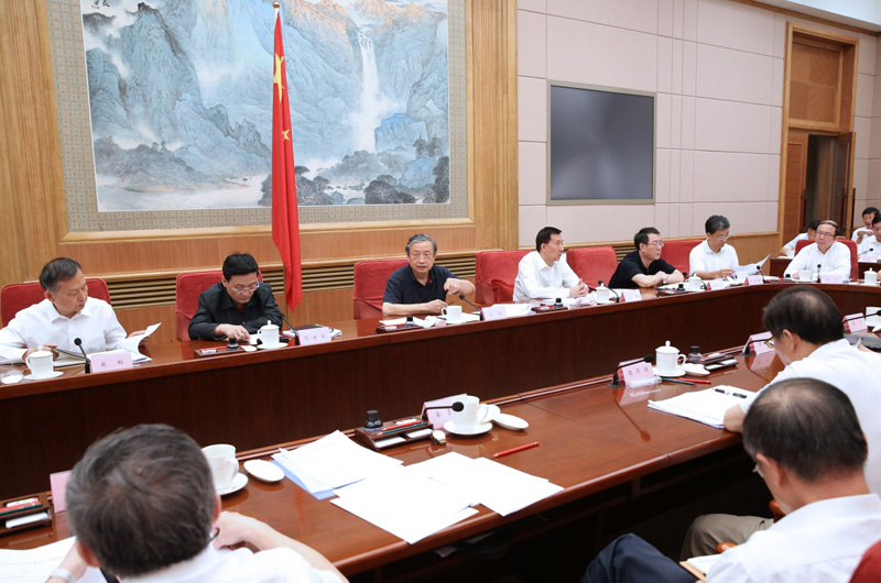 8月18日，國務(wù)院安委會在北京召開專題會議，聽取首次安全生產(chǎn)巡查工作情況匯報，研究部署下半年巡查工作。中共中央政治局委員、國務(wù)院副總理、國務(wù)院安委會主任馬凱，國務(wù)委員、國務(wù)院安委會副主任王勇出席會議并講話。