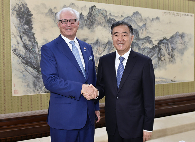 8月31日，中国国务院副总理汪洋在北京中南海紫光阁会见加拿大加中贸易理事会名誉主席安德烈·戴马雷一行。新华社记者 高洁 摄