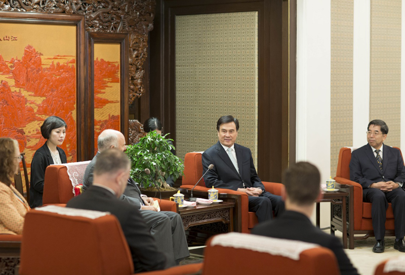 9月18日，国务委员兼国家行政学院院长杨晶在北京中南海紫光阁会见澳新高级公务员研讨班一行。