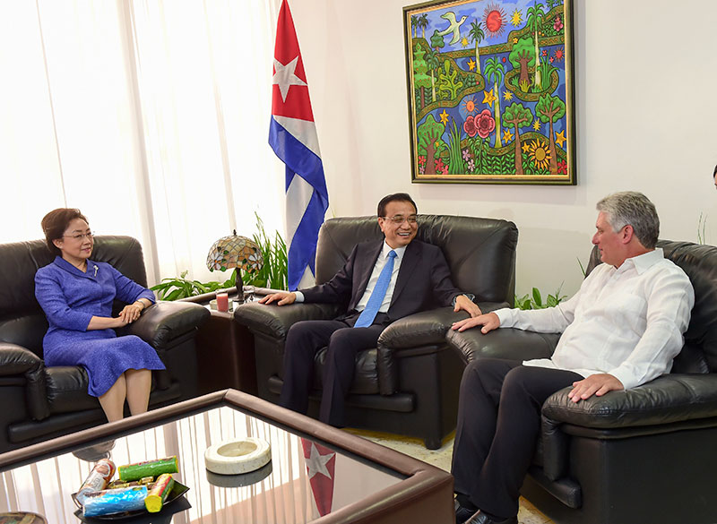 当地时间9月24日，国务院总理李克强抵达哈瓦那后，在机场会见前来迎接的古巴国务委员会第一副主席兼部长会议第一副主席迪亚斯－卡内尔。
