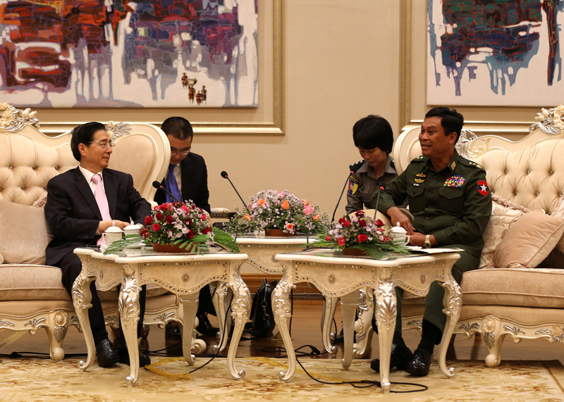 9月27日，在缅甸内比都，中国国务委员、公安部部长郭声琨（左）会见缅甸内政部部长觉瑞，并共同主持中缅第五次执法安全合作会议。