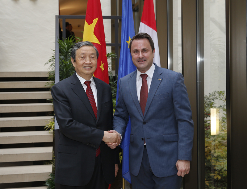 10月19日，正在卢森堡进行正式访问的国务院副总理马凯（左）会见卢森堡首相贝特尔。
