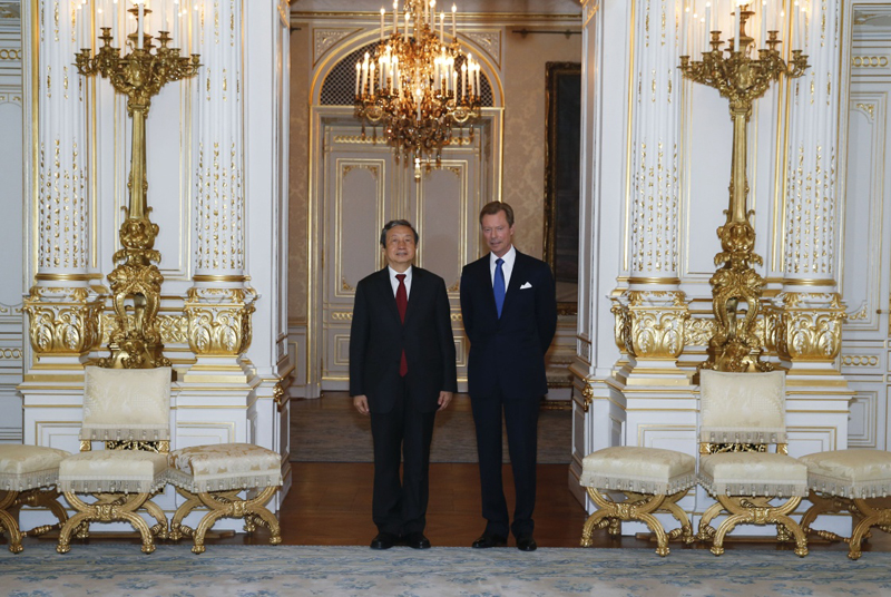 10月19日，正在卢森堡进行正式访问的国务院副总理马凯（左）会见卢森堡大公亨利。