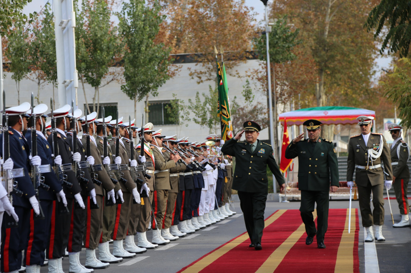 11月14日，在伊朗首都德黑兰，中国国务委员兼国防部长常万全（前右三）与伊朗国防部长达赫甘（前右二）在欢迎仪式上检阅仪仗队。