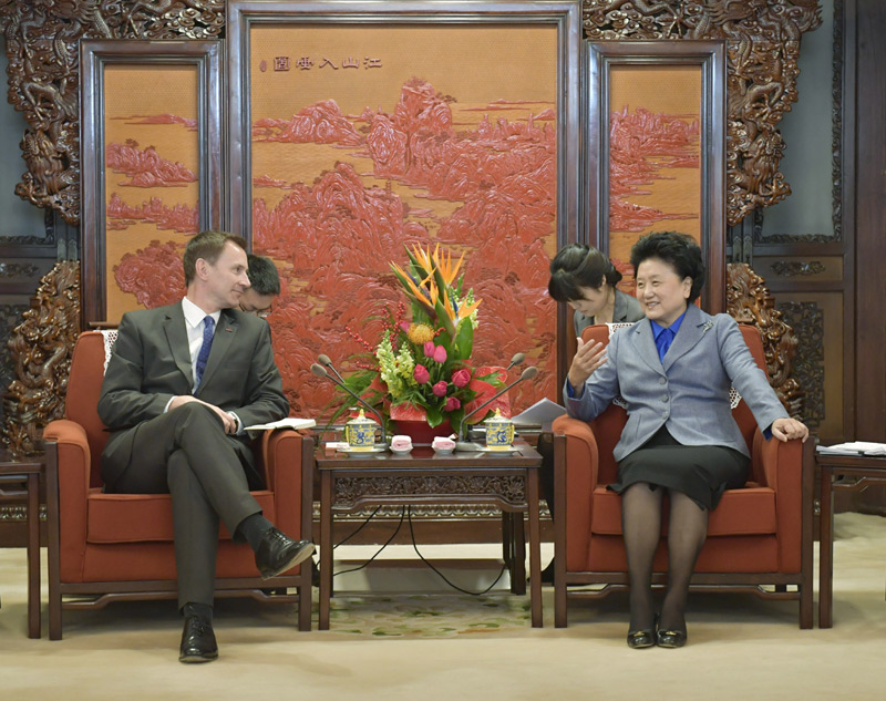 12月5日，中国国务院副总理刘延东在北京中南海紫光阁会见中英高级别人文交流机制英方主席、英国卫生大臣亨特。