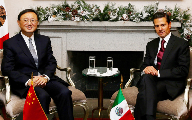 12月12日，墨西哥总统培尼亚（右）在墨西哥城会见到访的国务委员杨洁篪。